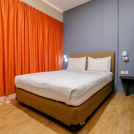 Blitz Hotel Batam Bagian luar foto