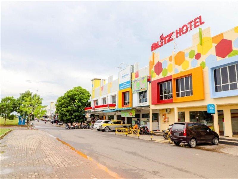Blitz Hotel Batam Bagian luar foto