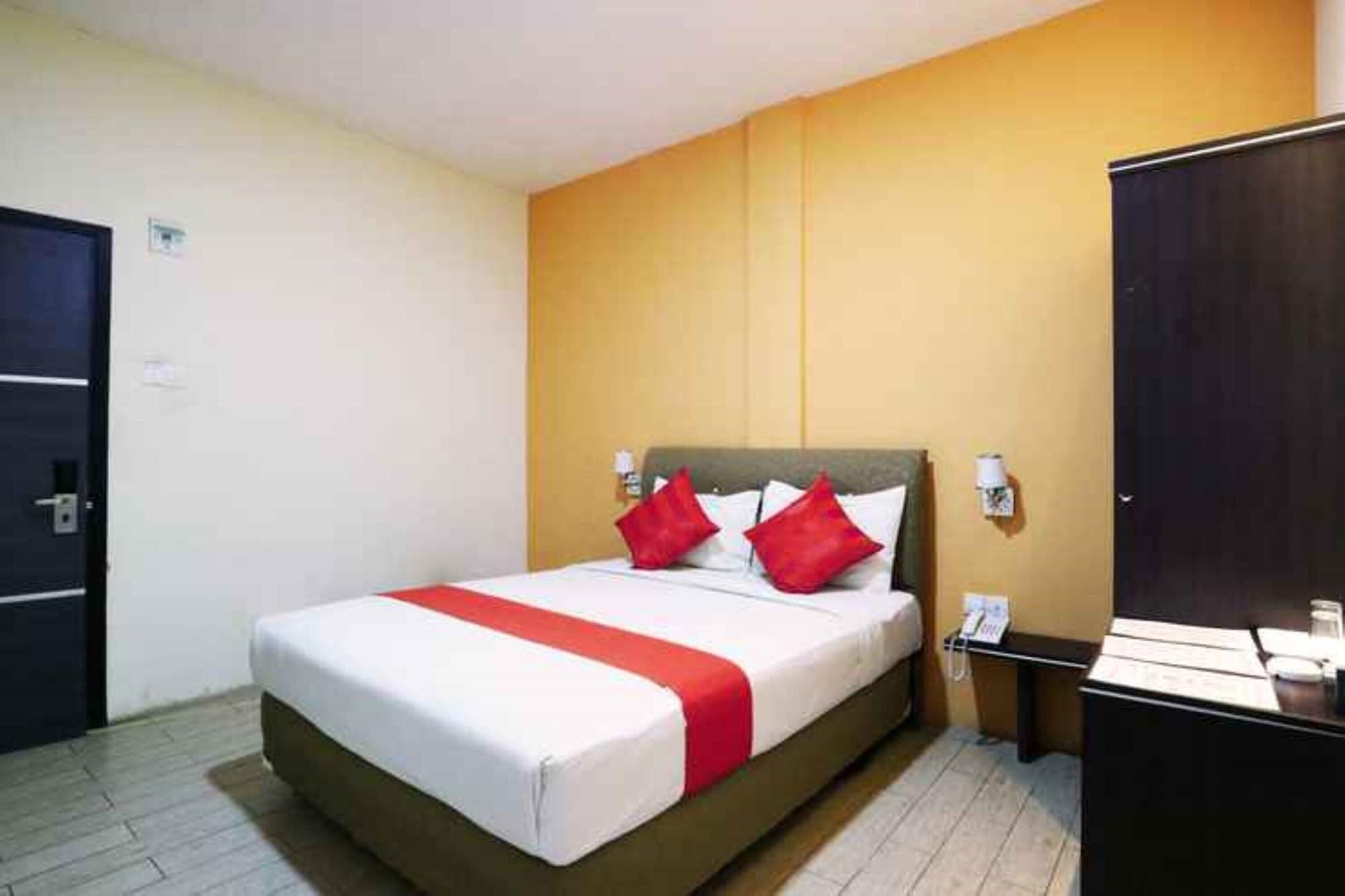 Blitz Hotel Batam Bagian luar foto