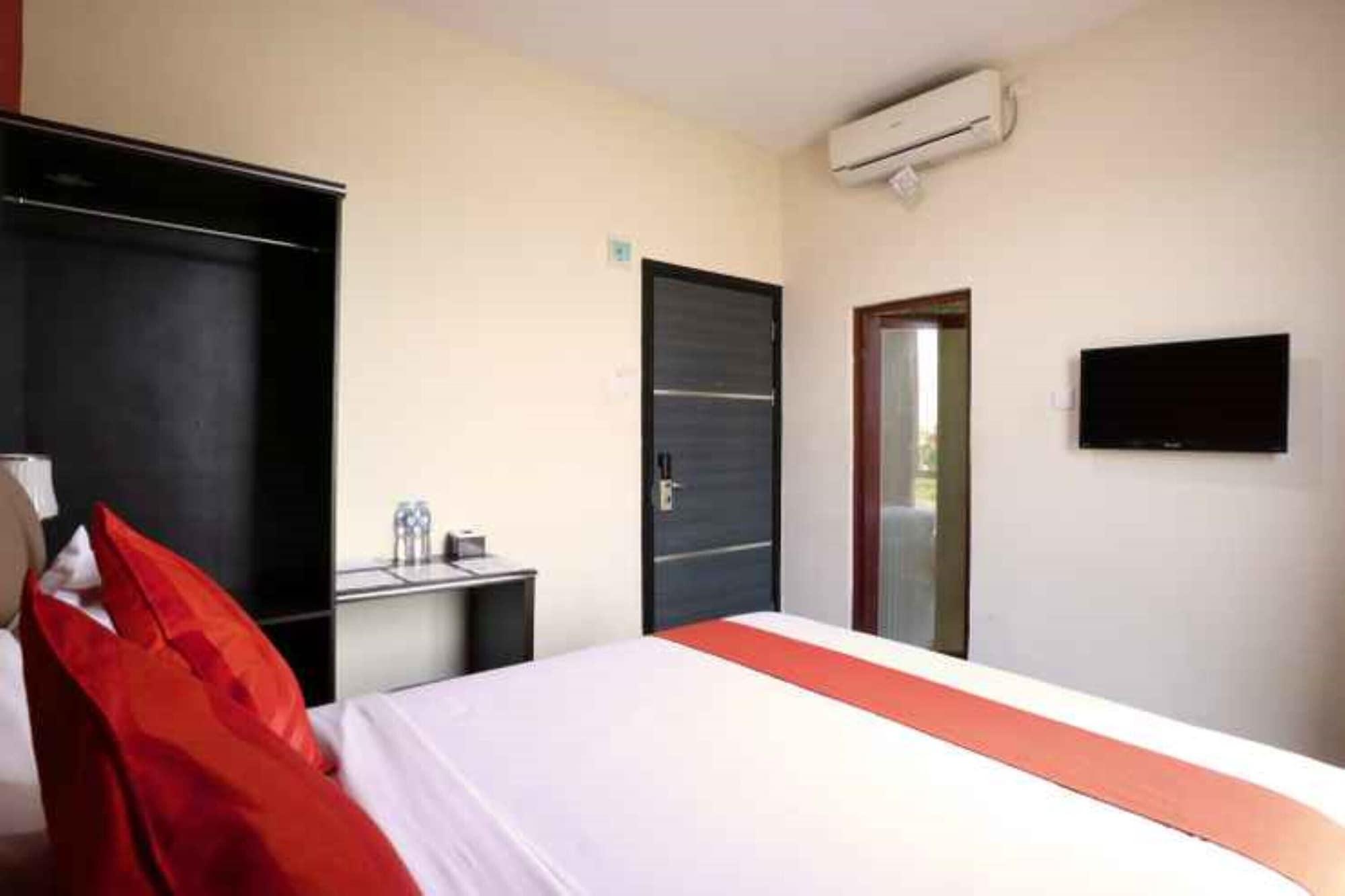 Blitz Hotel Batam Bagian luar foto