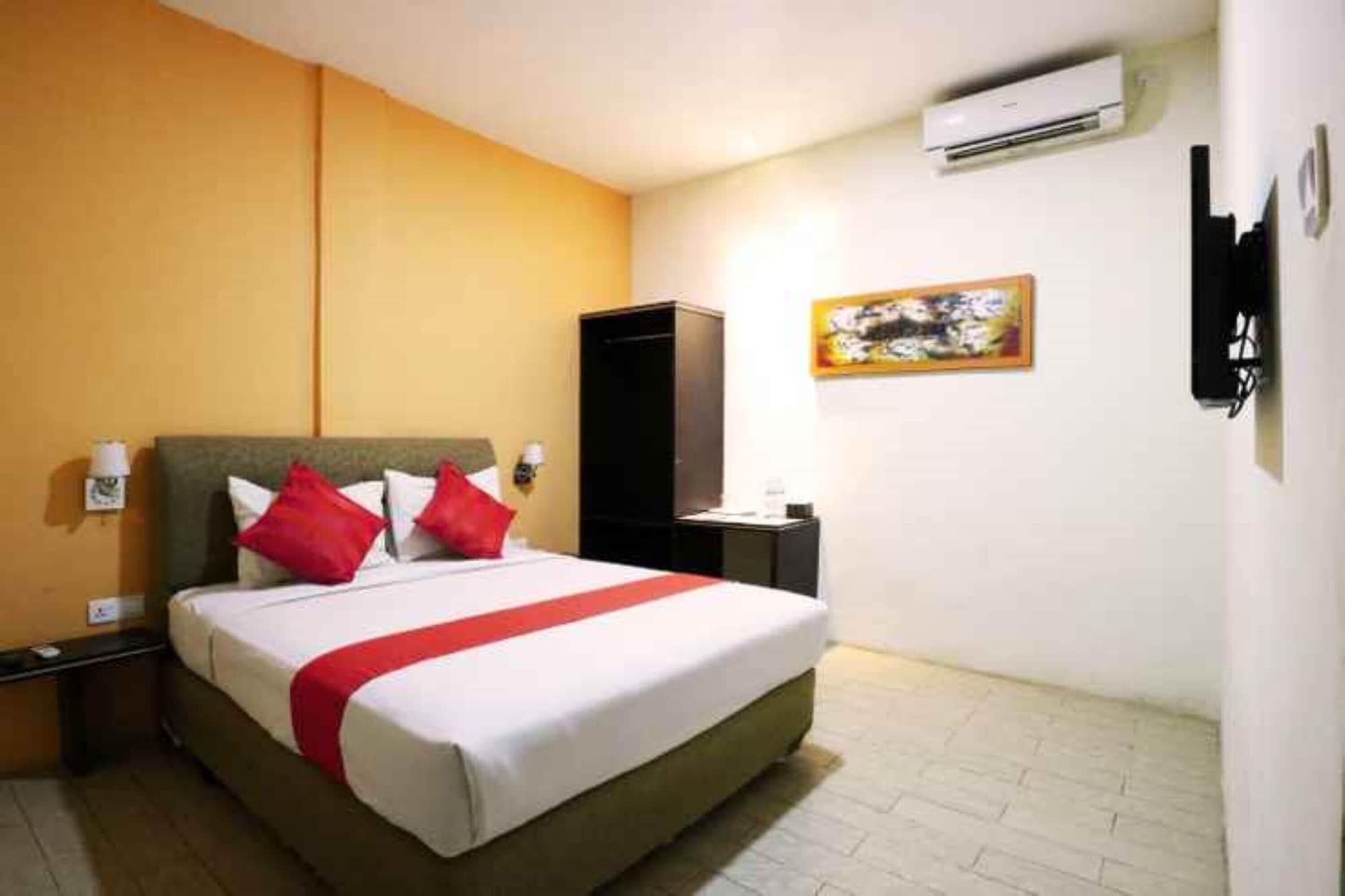 Blitz Hotel Batam Bagian luar foto