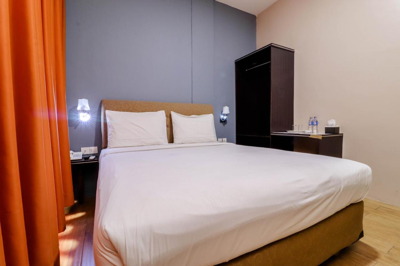 Blitz Hotel Batam Bagian luar foto