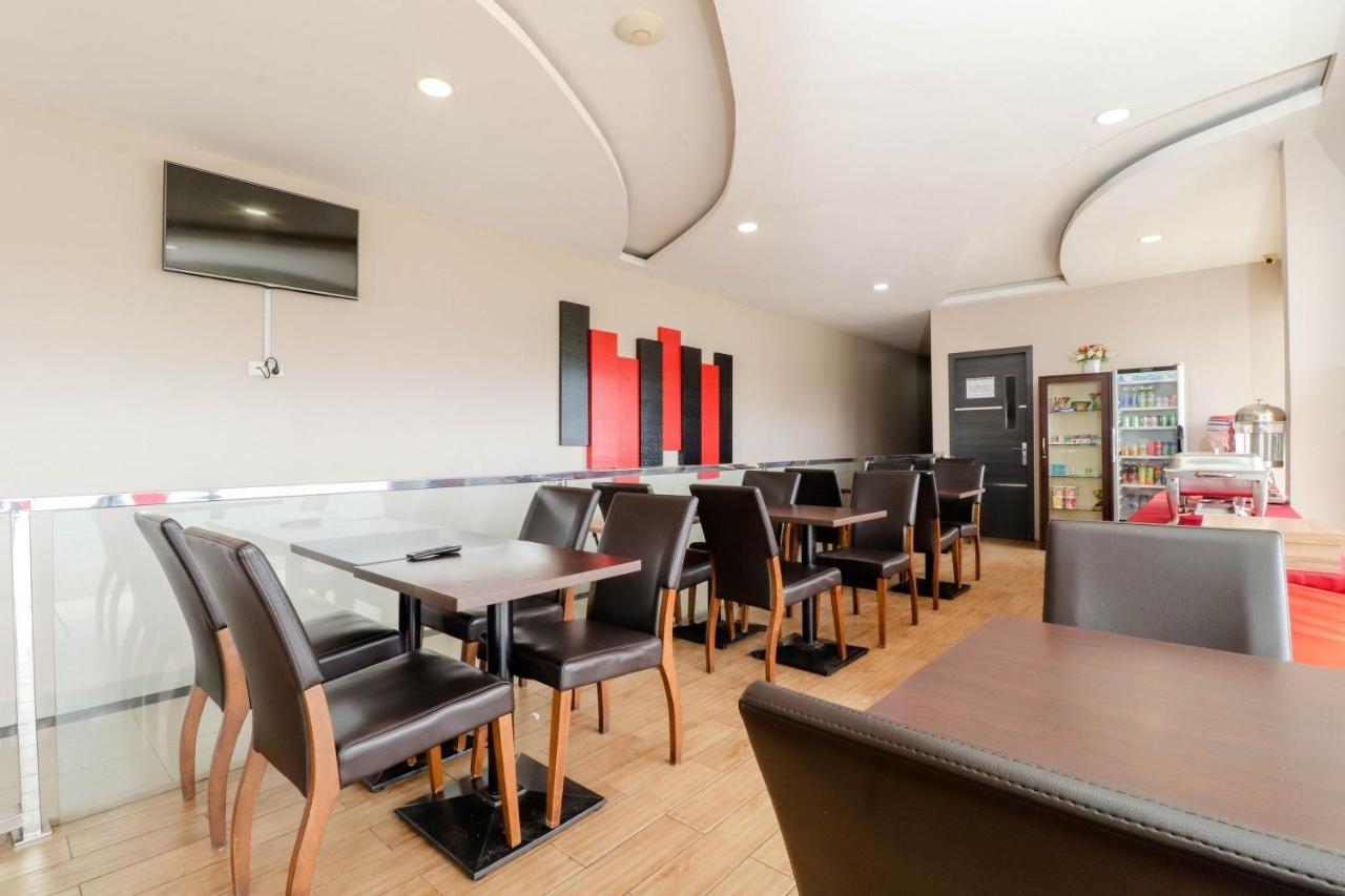 Blitz Hotel Batam Bagian luar foto