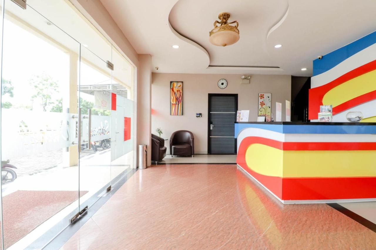 Blitz Hotel Batam Bagian luar foto