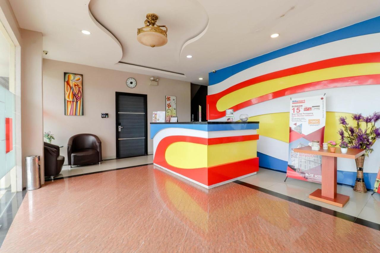 Blitz Hotel Batam Bagian luar foto