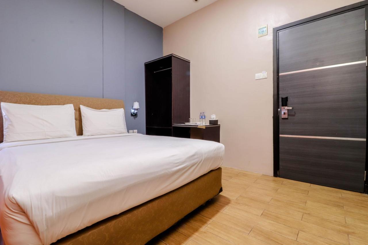 Blitz Hotel Batam Bagian luar foto