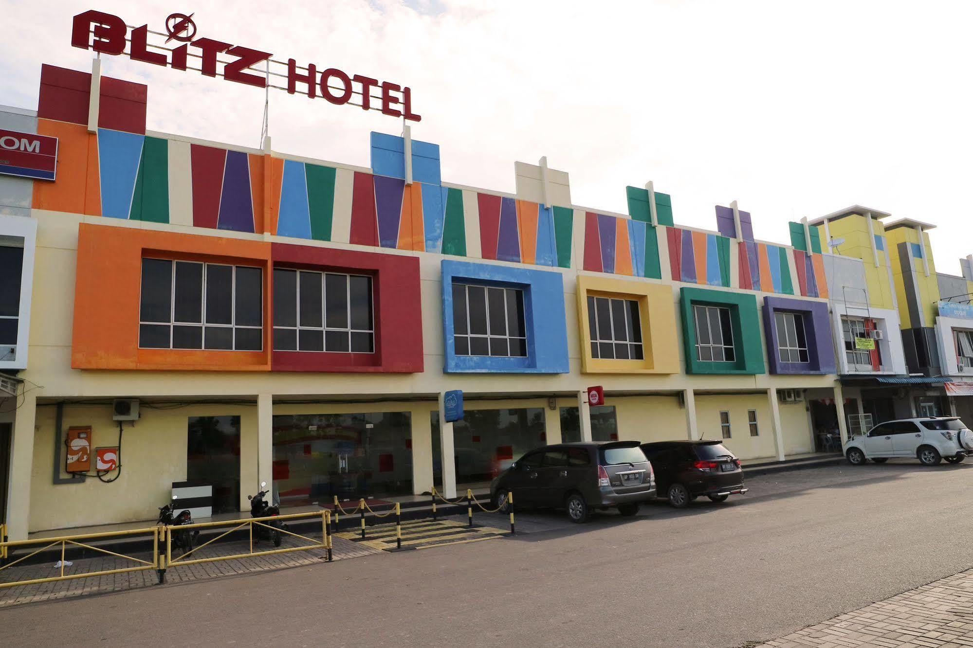 Blitz Hotel Batam Bagian luar foto