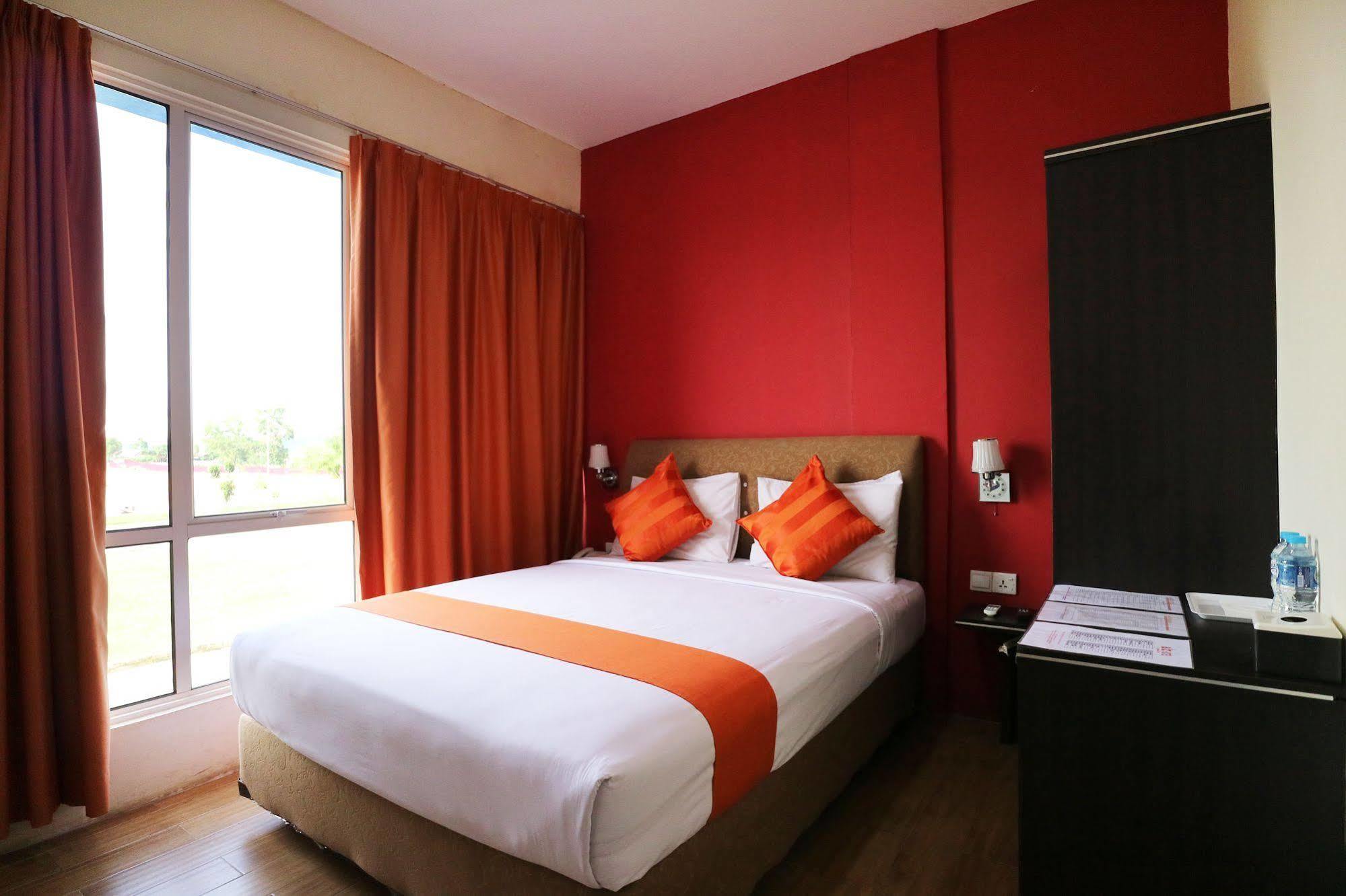 Blitz Hotel Batam Bagian luar foto