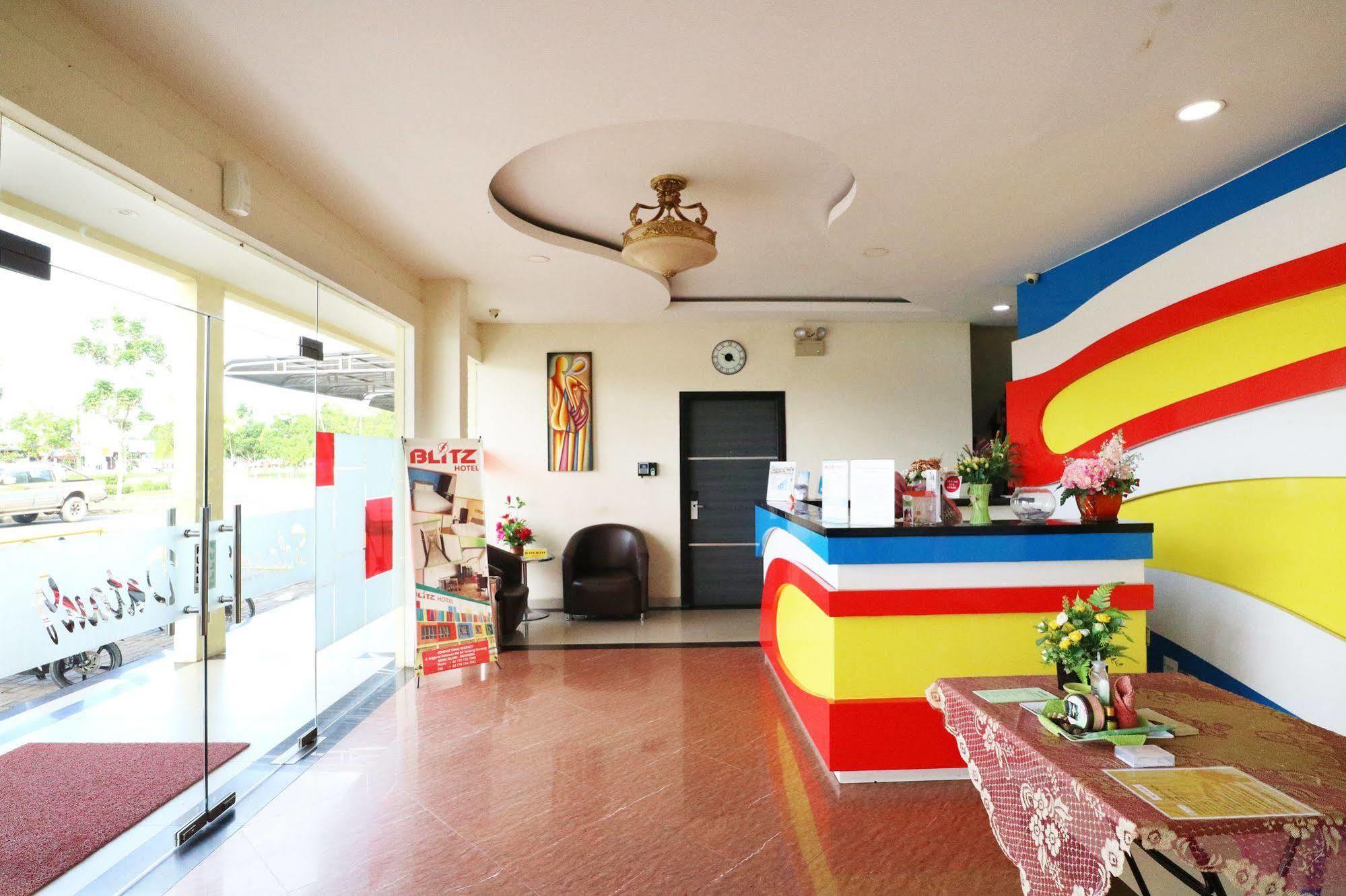 Blitz Hotel Batam Bagian luar foto