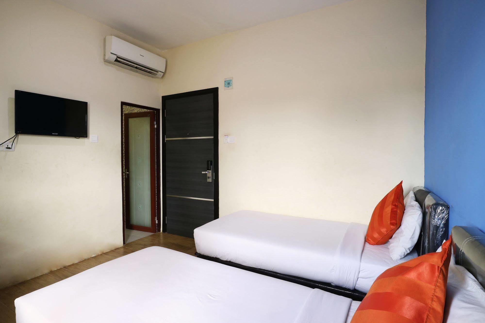 Blitz Hotel Batam Bagian luar foto
