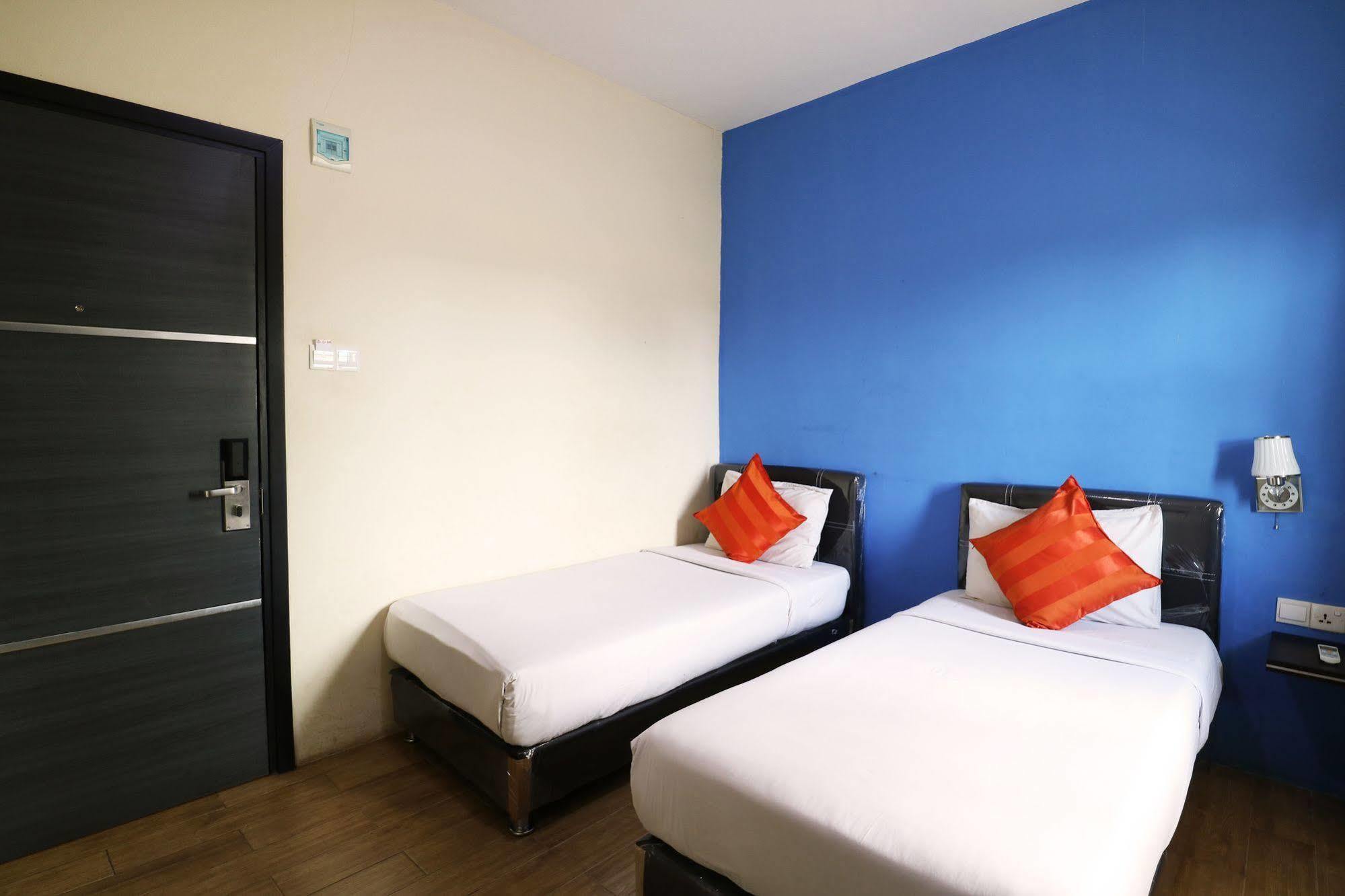 Blitz Hotel Batam Bagian luar foto