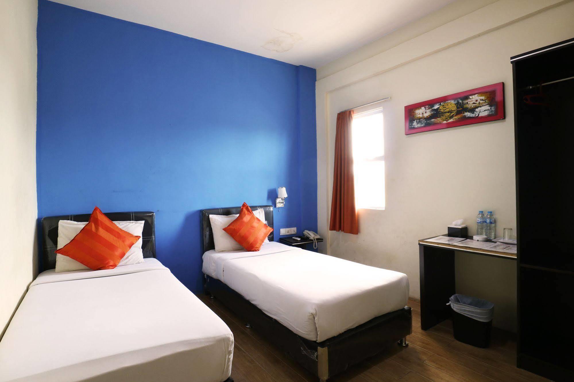 Blitz Hotel Batam Bagian luar foto
