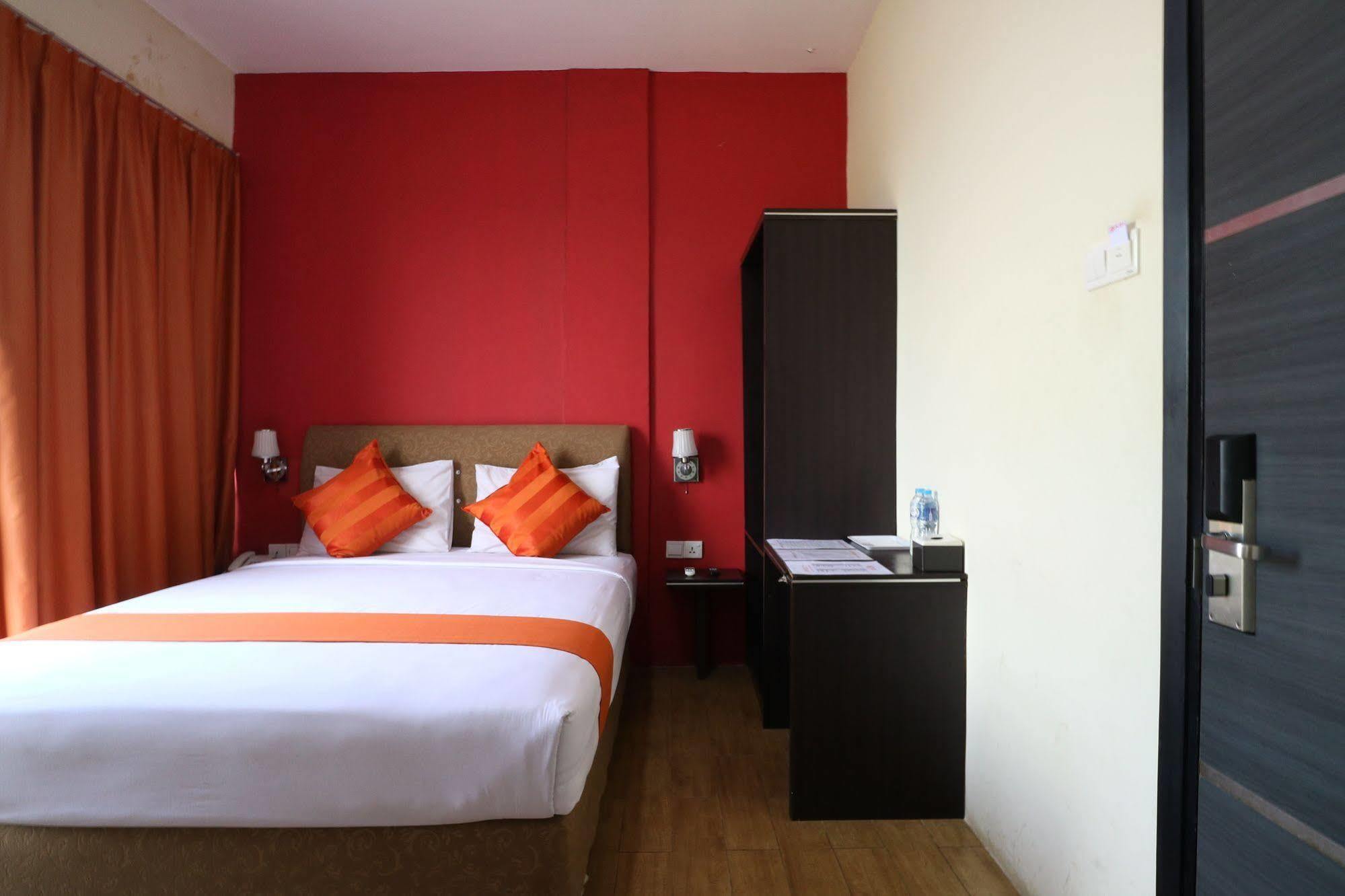 Blitz Hotel Batam Bagian luar foto