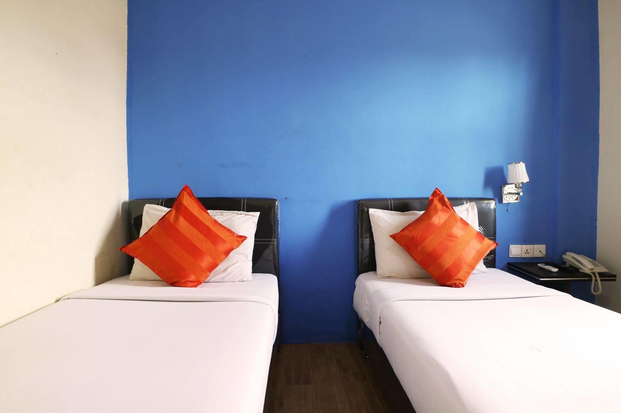 Blitz Hotel Batam Bagian luar foto