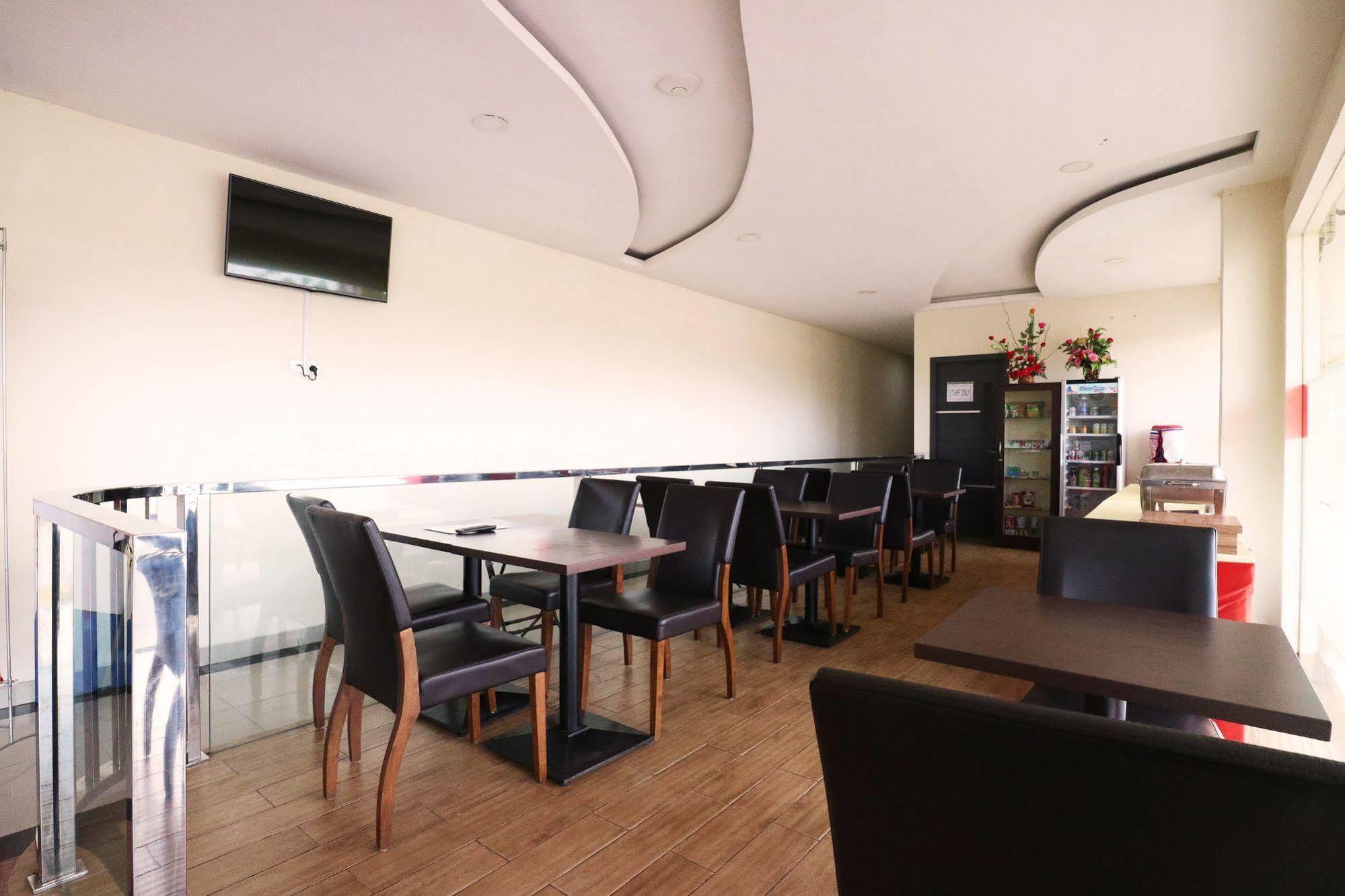 Blitz Hotel Batam Bagian luar foto