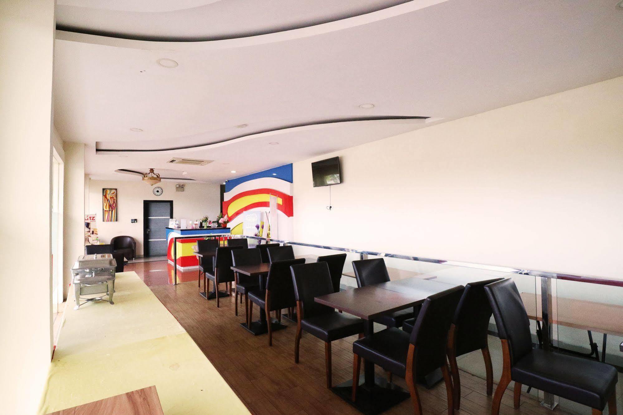 Blitz Hotel Batam Bagian luar foto