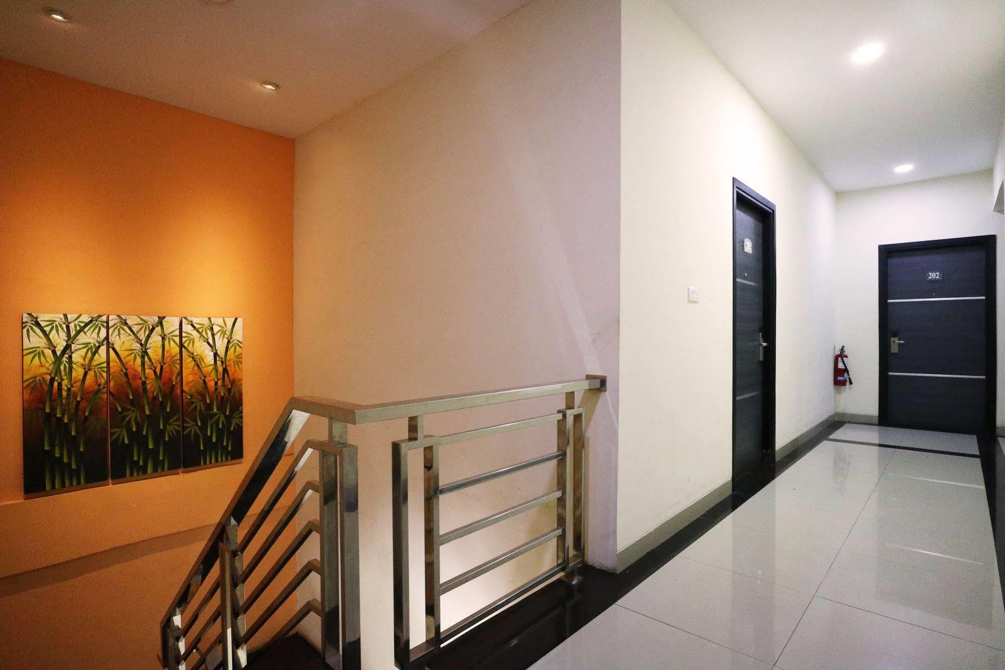 Blitz Hotel Batam Bagian luar foto