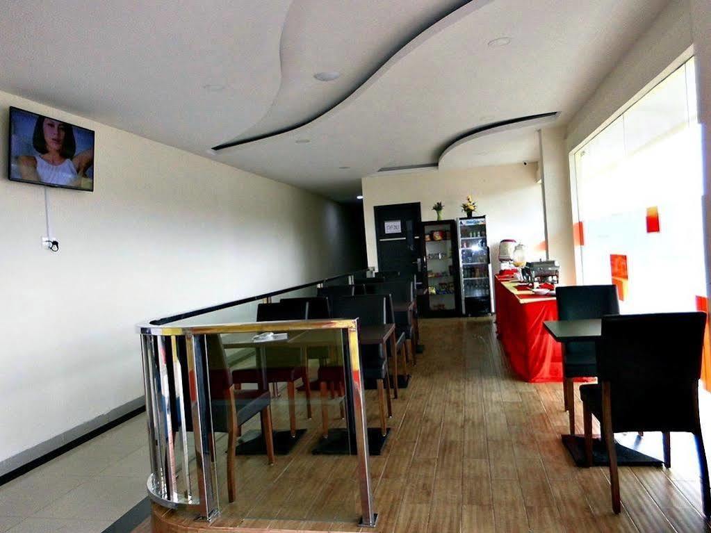 Blitz Hotel Batam Bagian luar foto