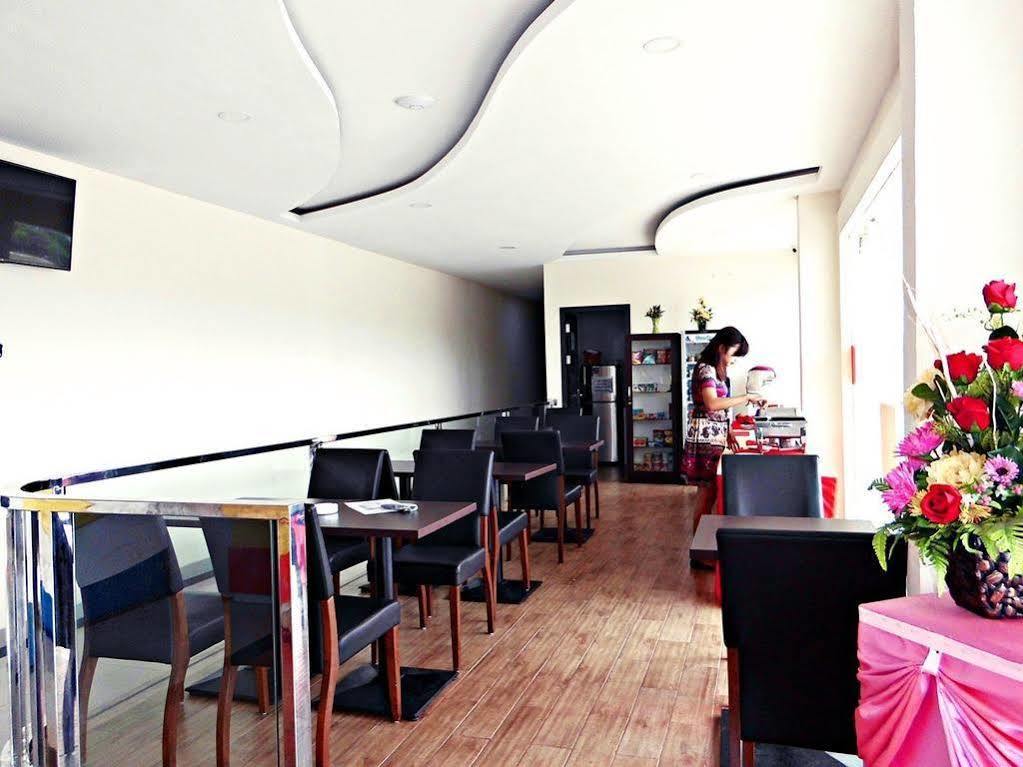 Blitz Hotel Batam Bagian luar foto