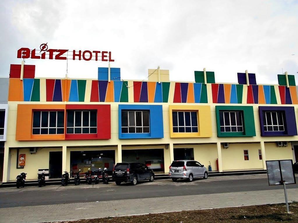 Blitz Hotel Batam Bagian luar foto