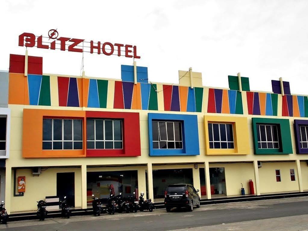 Blitz Hotel Batam Bagian luar foto