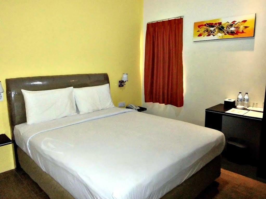 Blitz Hotel Batam Bagian luar foto