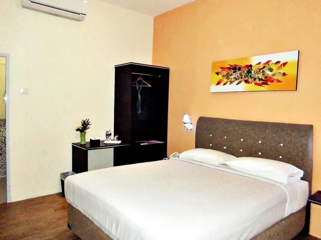 Blitz Hotel Batam Bagian luar foto