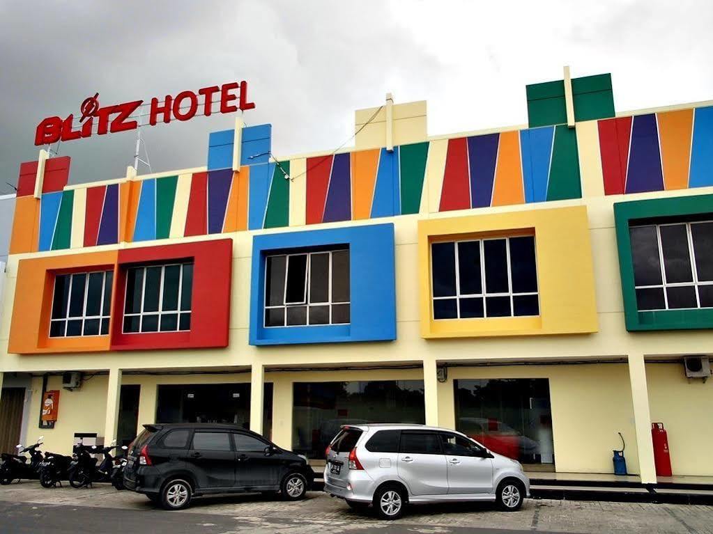 Blitz Hotel Batam Bagian luar foto