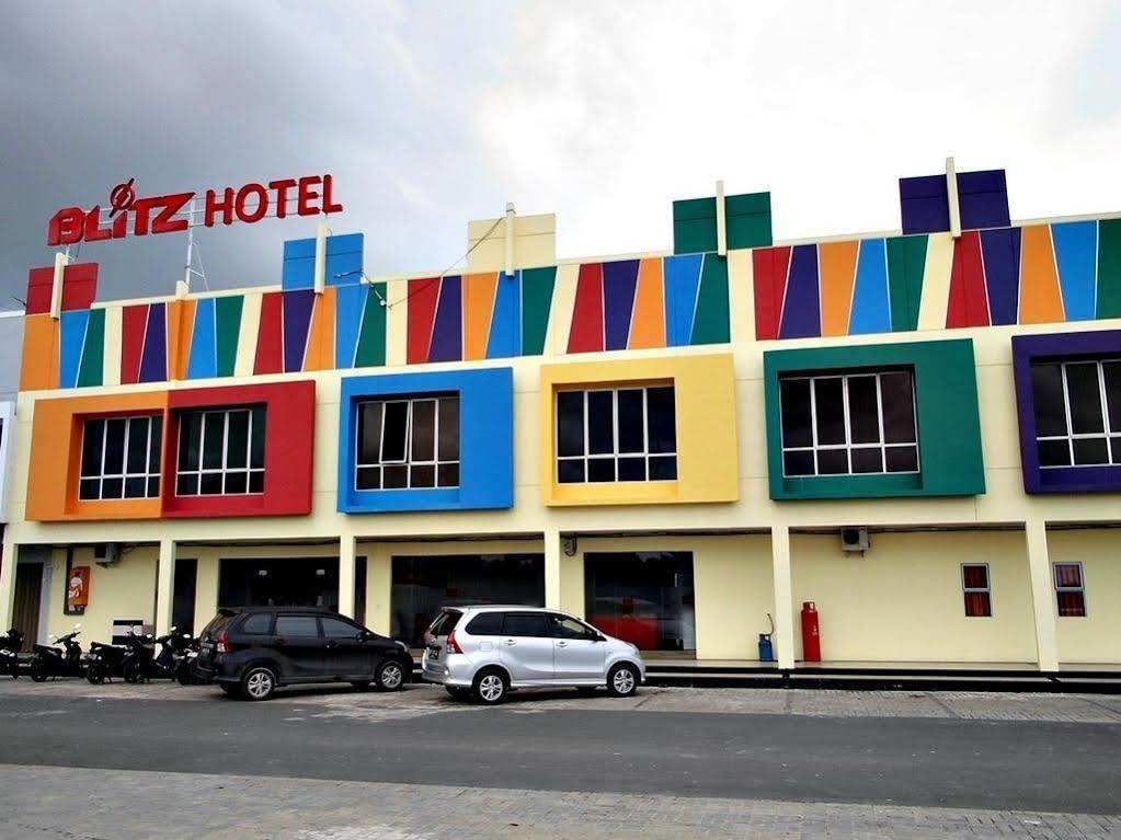 Blitz Hotel Batam Bagian luar foto